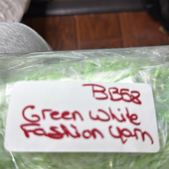 Fashion Yarn Green & White 1 lb - 9 skiens - Picture 3 of 3